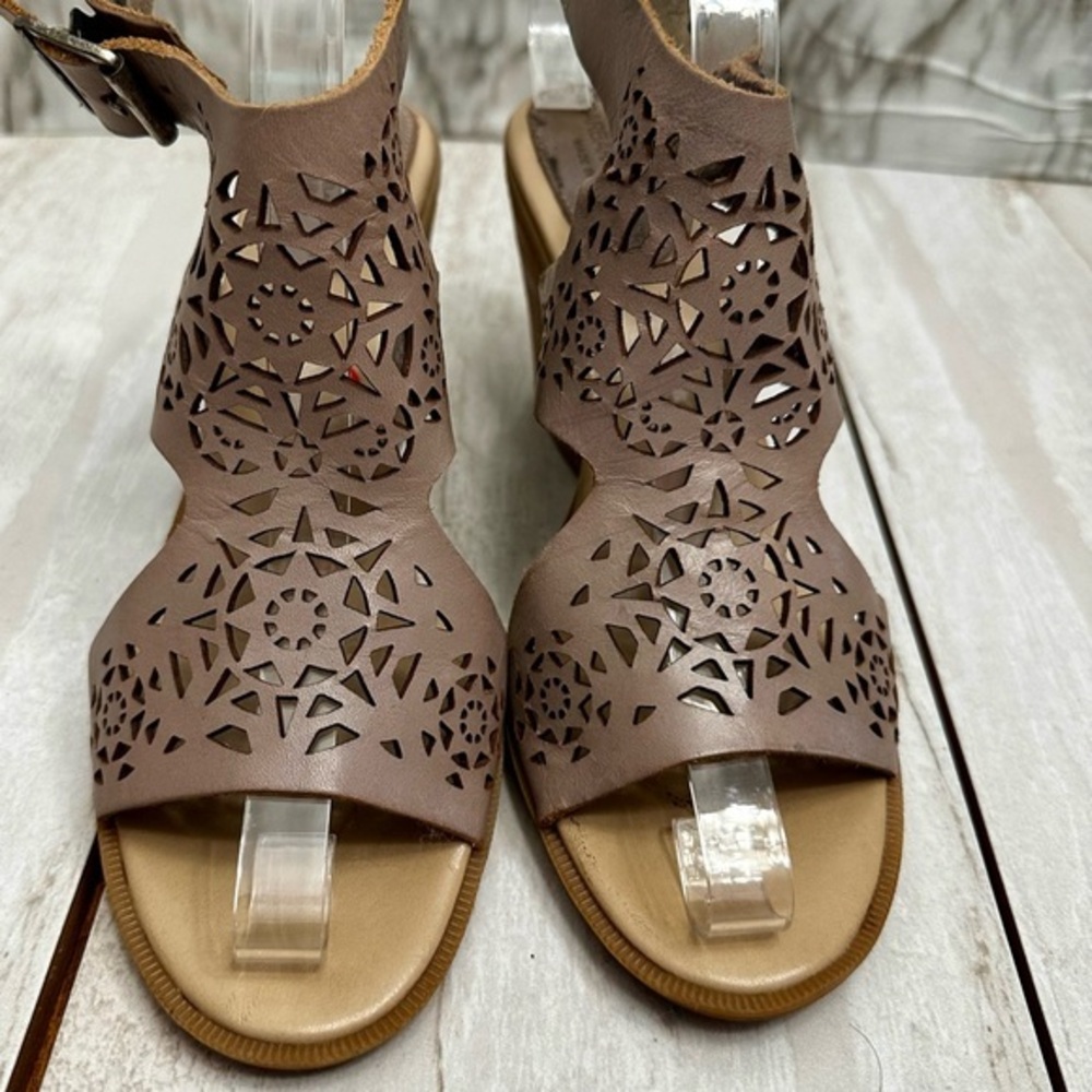 Chic Laser-Cut Leather Sandals Taupe Stacked Heels Boho Day To Night Strappy